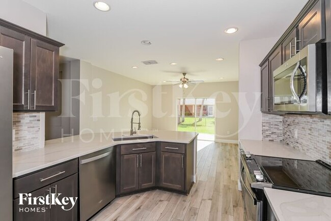 Building Photo - 1215 SW 11th Pl