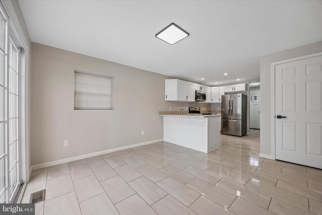 Building Photo - 431 Logan Ave