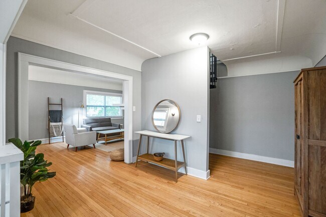 Building Photo - Rare quality UWM Flat , Walk to Campus!