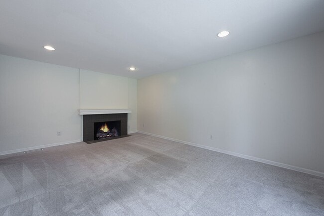 Building Photo - Peaceful neighborhood setting within walki...