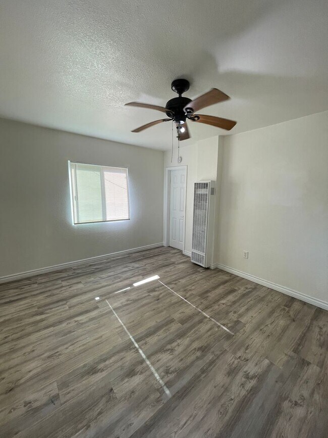 Building Photo - Large Upper 1 Bedroom 1 Bath in Long Beach!