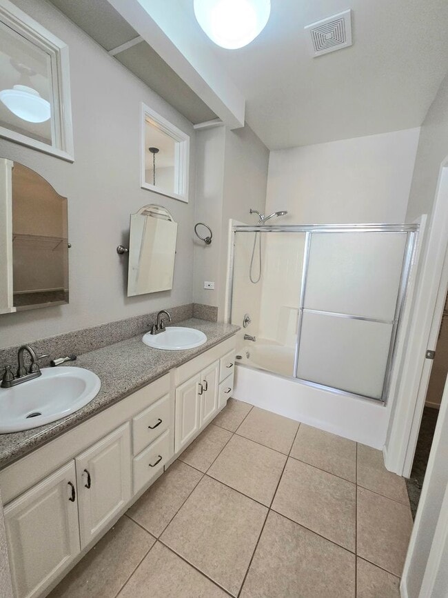 Building Photo - Large and spacious 3 bedroom townhouse with garage!