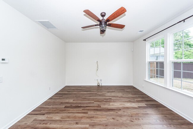 Building Photo - 3 Bedroom, 2.5 Bathroom Home in Hunters Bend - Ladson