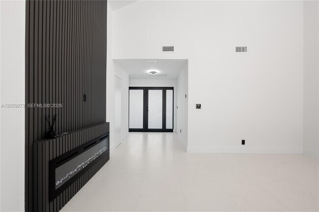 Building Photo - 1543 SW 1st Ave