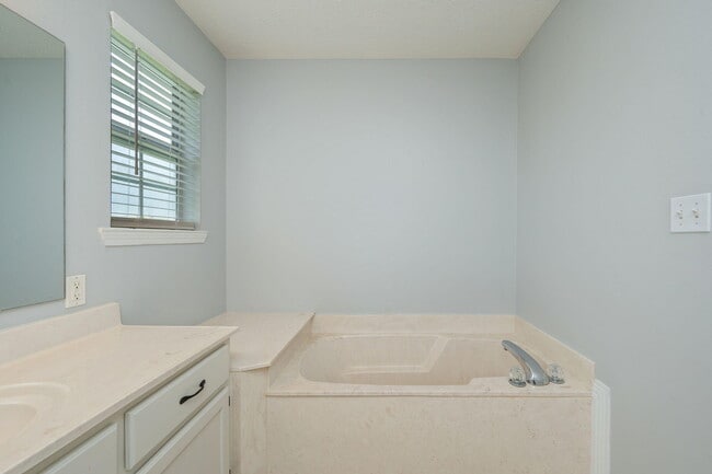 Building Photo - 6507 Flagler Dr