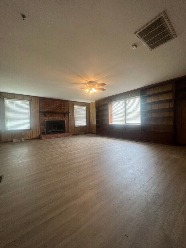 Building Photo - 1715 Bondale Pl