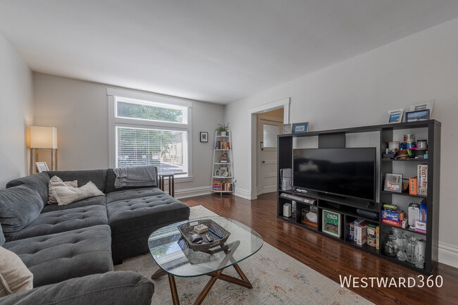 Building Photo - 25 6th Ave