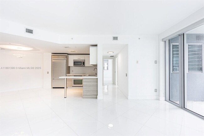 Building Photo - 1300 Brickell Bay Dr