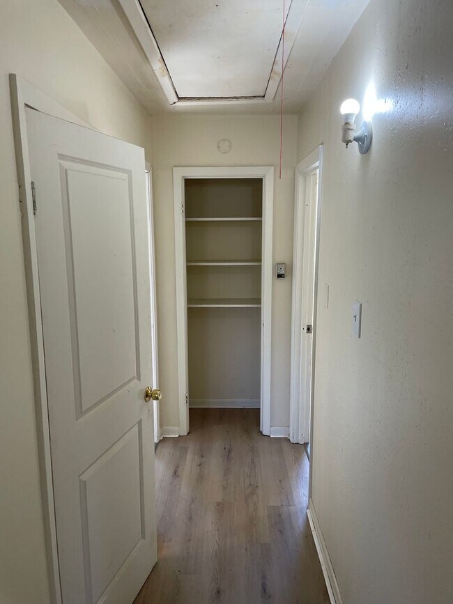 Building Photo - 209 E Dudley Dr