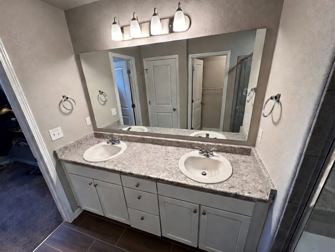 Master double vanity - 10831 Rowena Wy