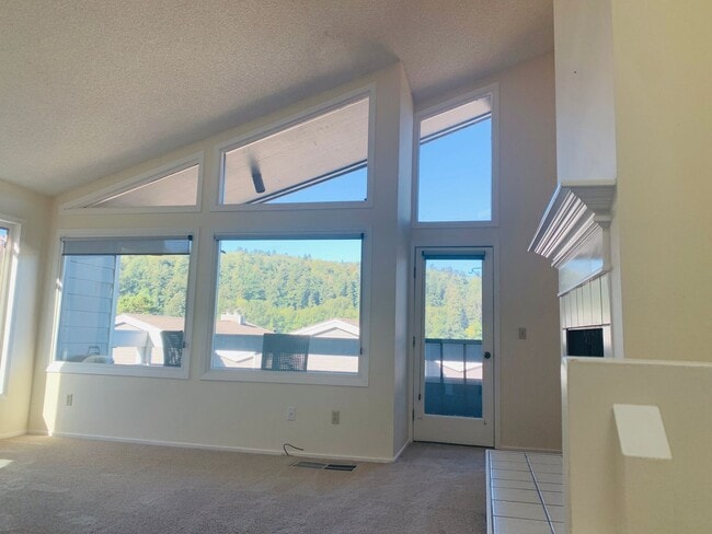 Building Photo - 635 SE Linn St