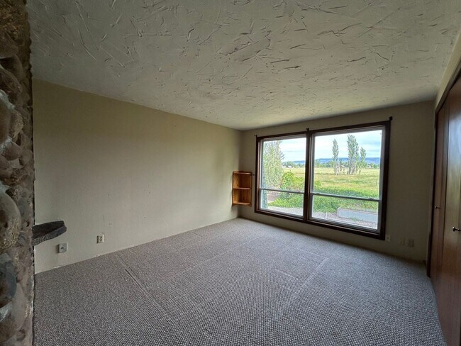 Building Photo - 3 Bedroom Home on Two Acres