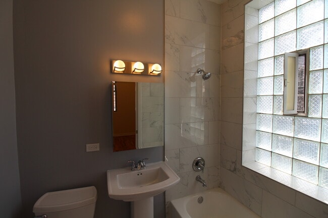 Building Photo - 2054 W Division St