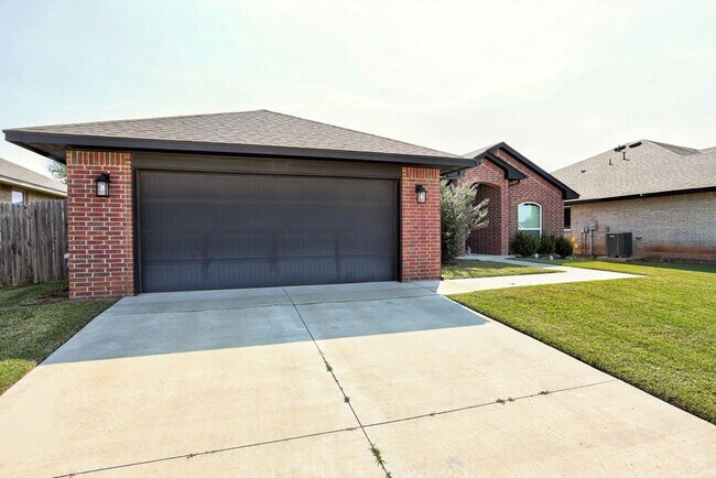 Building Photo - 2321 Norwood Dr