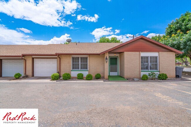 Building Photo - 3 Bedroom End Unit Home in Downtown St. Ge...