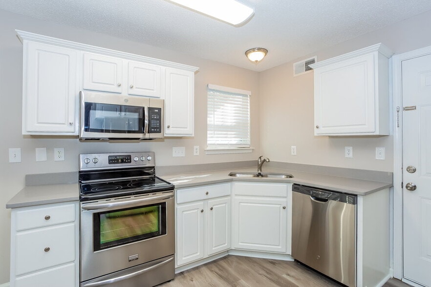 Building Photo - 7425 Saddle Trail Ln