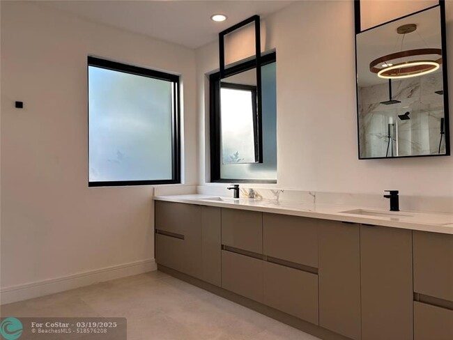 Building Photo - 2550 Jardin Terrace