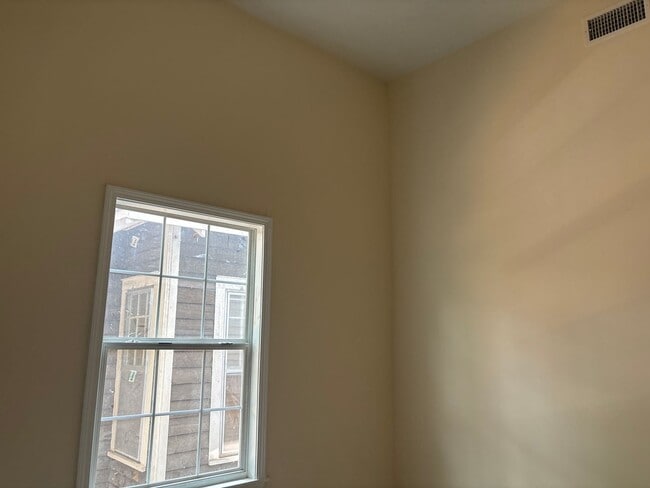 Building Photo - Very Cozy!