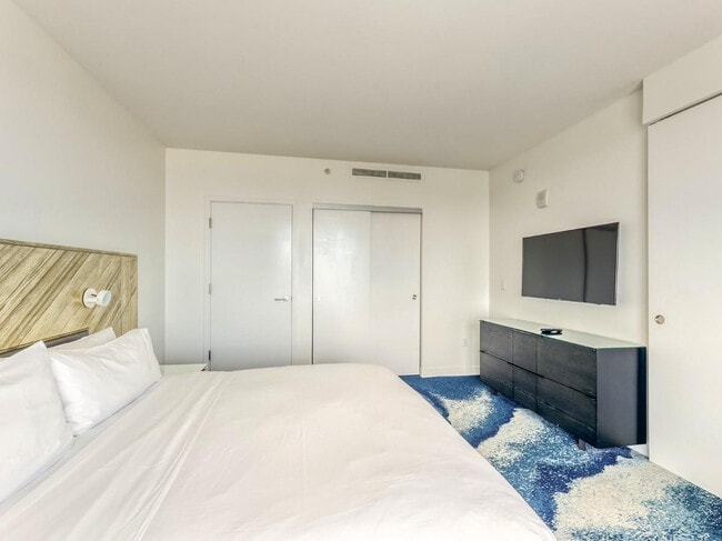 Building Photo - 3101 Bayshore Dr