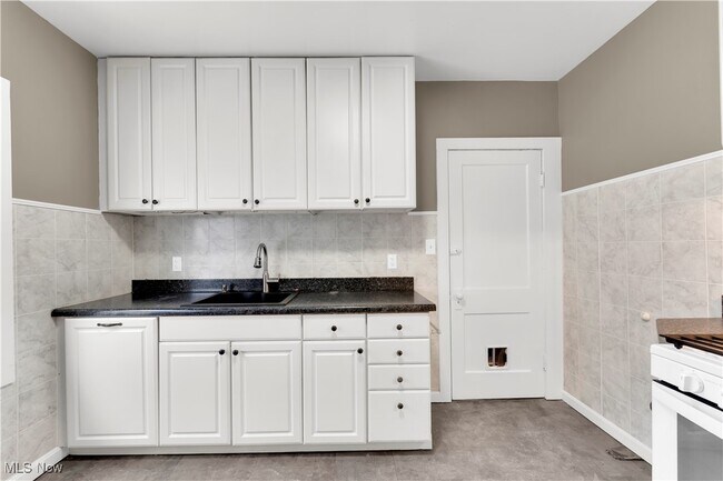 Building Photo - 10403 Russell Ave