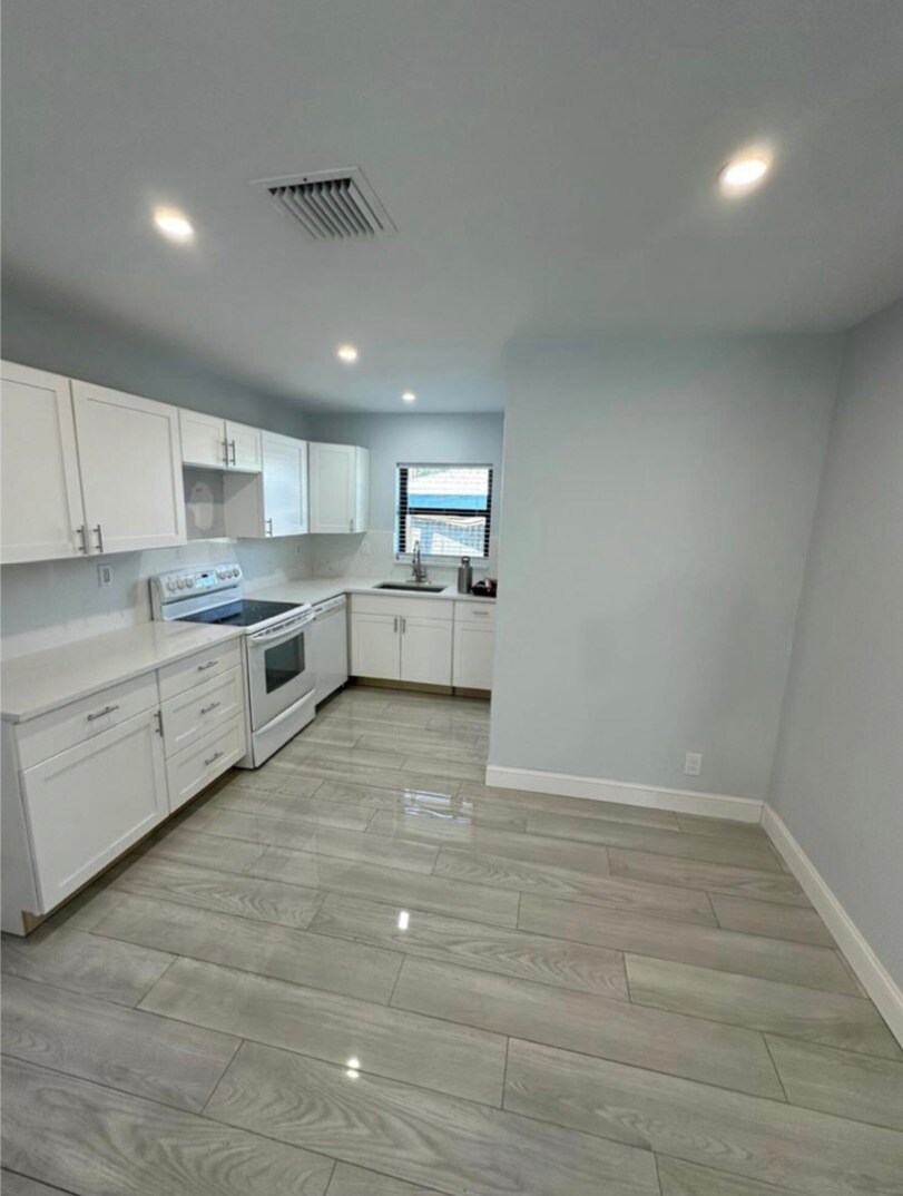 Building Photo - 122 SW 12th Ave