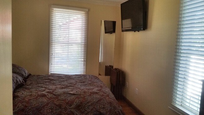 Building Photo - Extended Stay Studio apartment, 1 bed, 1 bath; fully furnished, all utilities and lawn care inclu...