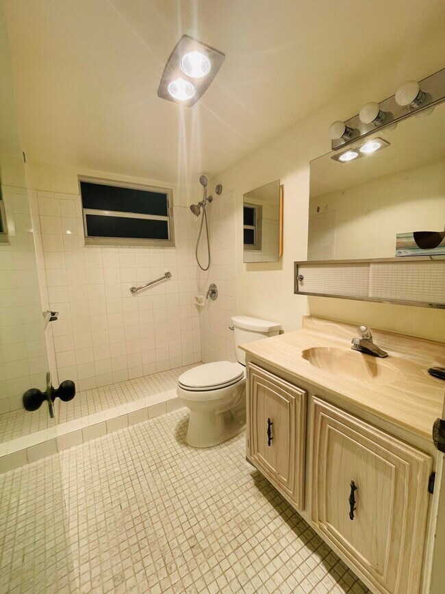 Building Photo - 725 Lori Dr