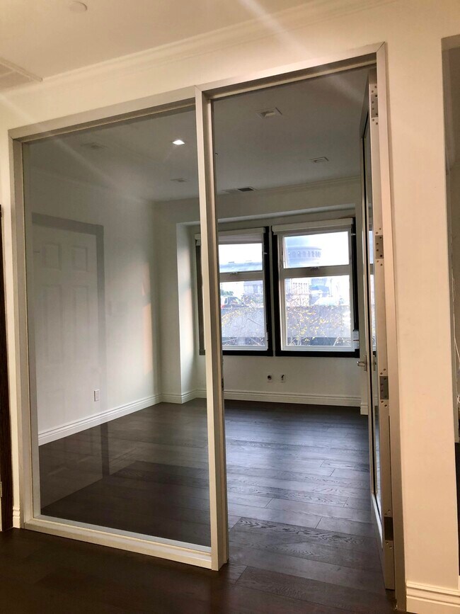 Building Photo - 2406 Clay St