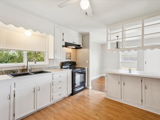 Building Photo - 2607 S Maplewood Ave