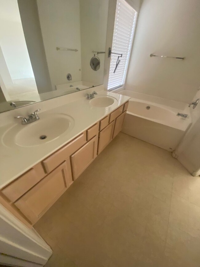 Building Photo - 3 bed / 3 bath w/Pool on Large Lot in Glen...