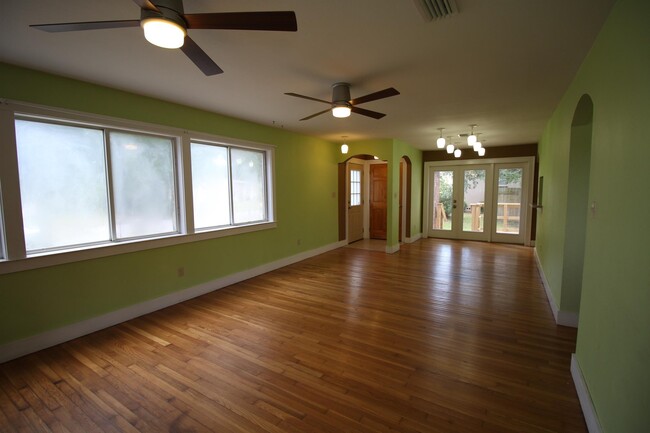 Building Photo - 732 Woodmere Dr