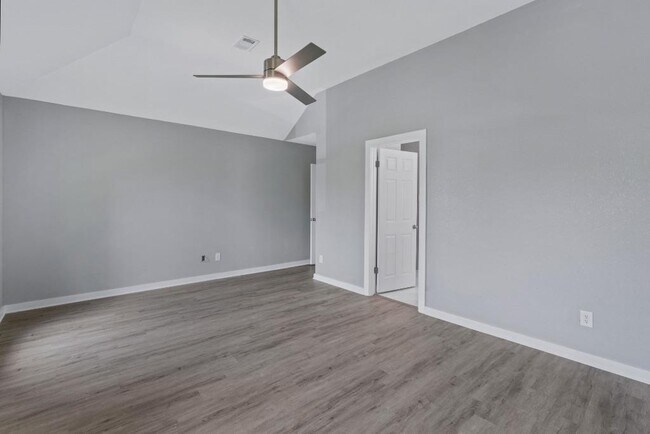 Building Photo - 700 Creekmont Dr