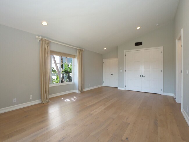 Building Photo - 1804 Paseo Del Mar