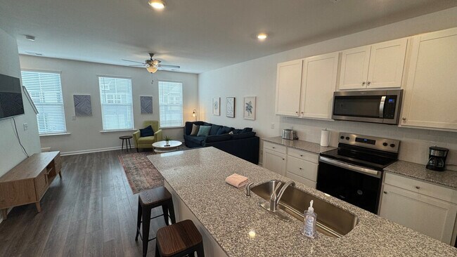 Building Photo - 153 Roxanne Dr