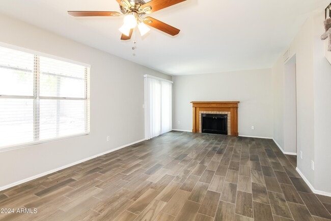 Building Photo - 927 E Escuda Dr