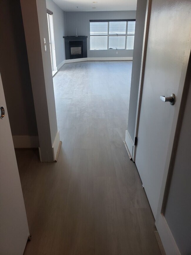 Building Photo - EPIC REA: Spacious Live/Work  Loft in SOMA with Rooftop Views
