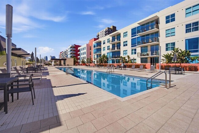 Building Photo - 1208 E Kennedy Blvd