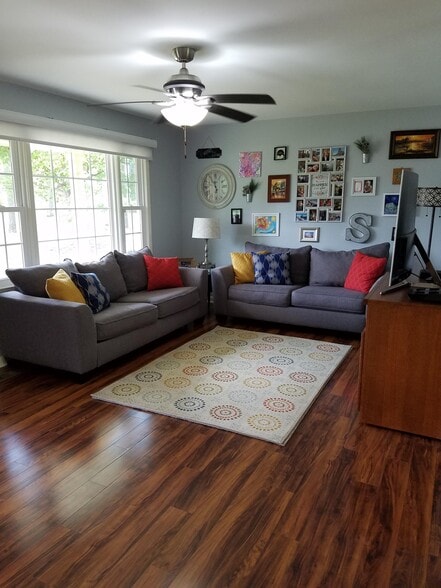 Living Room - 2016 Lakemeadow Dr