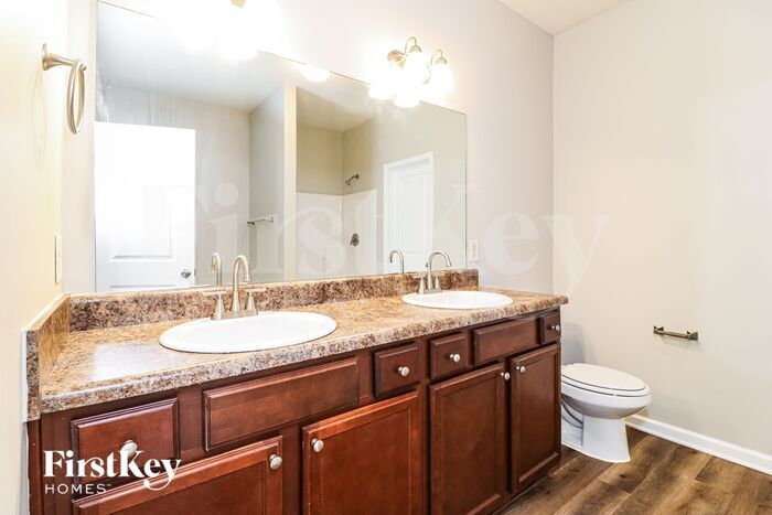 Building Photo - 979 Treymont Way
