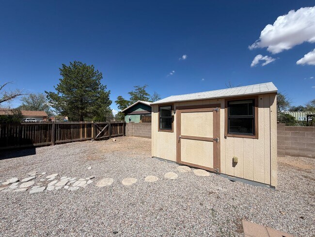 Building Photo - 628 Pontiac Dr SW