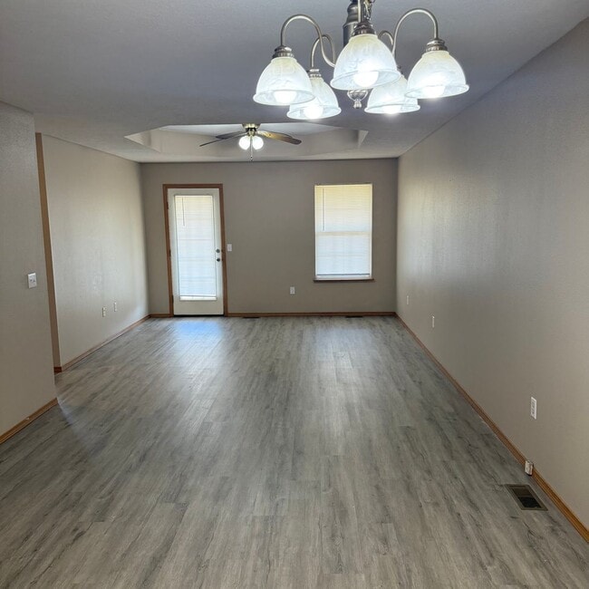 Building Photo - 2 bedroom 2 bath Duplex in Clever Won't la...