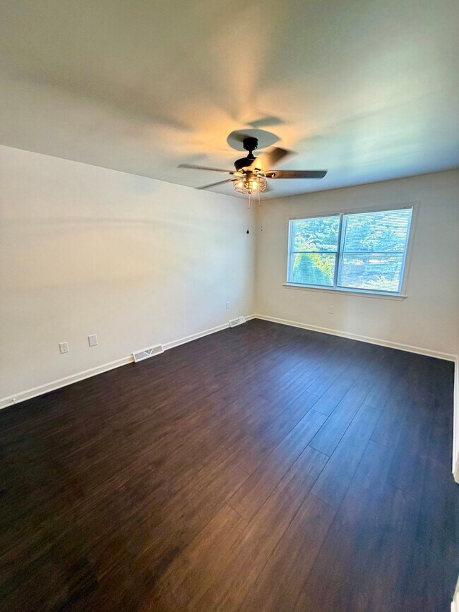 Building Photo - 33 Park View Dr