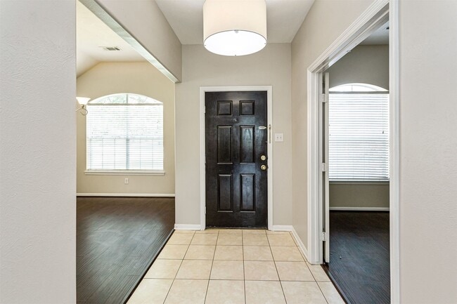 Building Photo - 3131 Stratford Pointe Dr