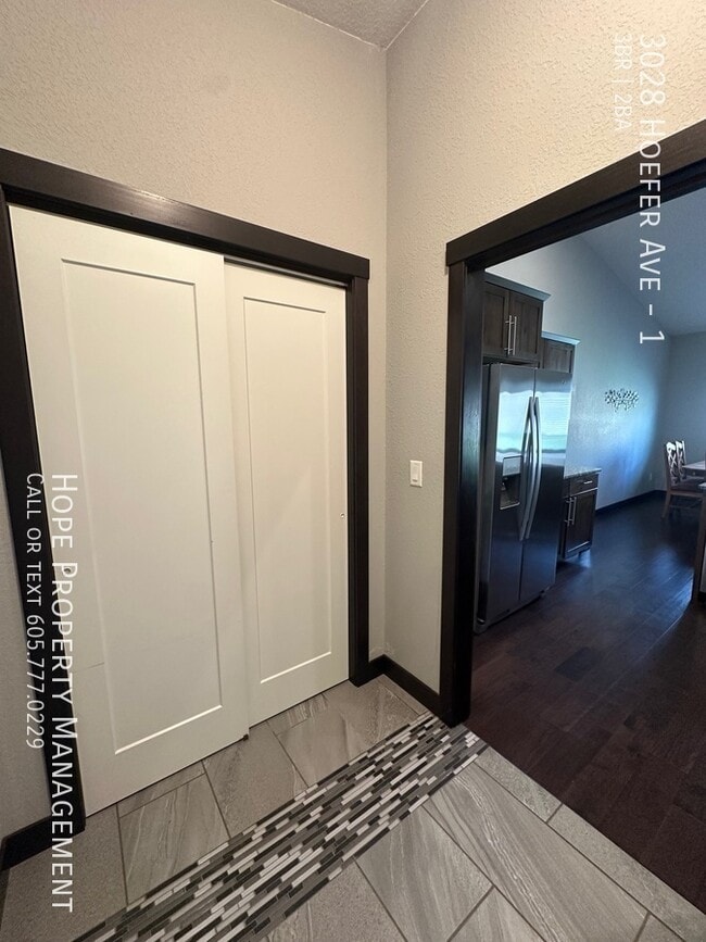 Building Photo - 3028 Hoefer Ave