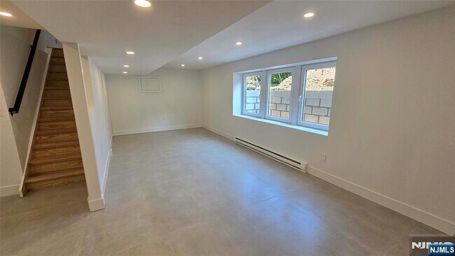 Building Photo - 40 Beechwood Rd