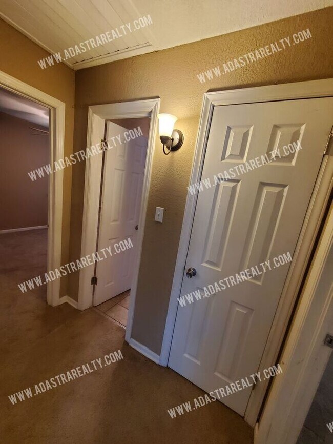 Building Photo - Awesome Location in Waldo-Available NOW!!