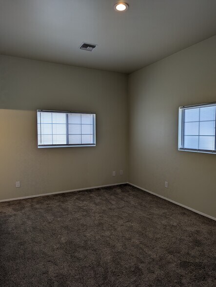 Building Photo - 5440 Topeka Dr