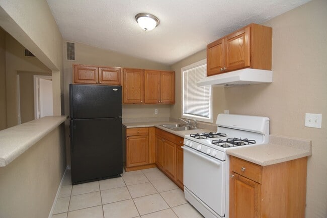 Building Photo - Spacious 2 Bedroom 1 Bath Duplex! Central ...