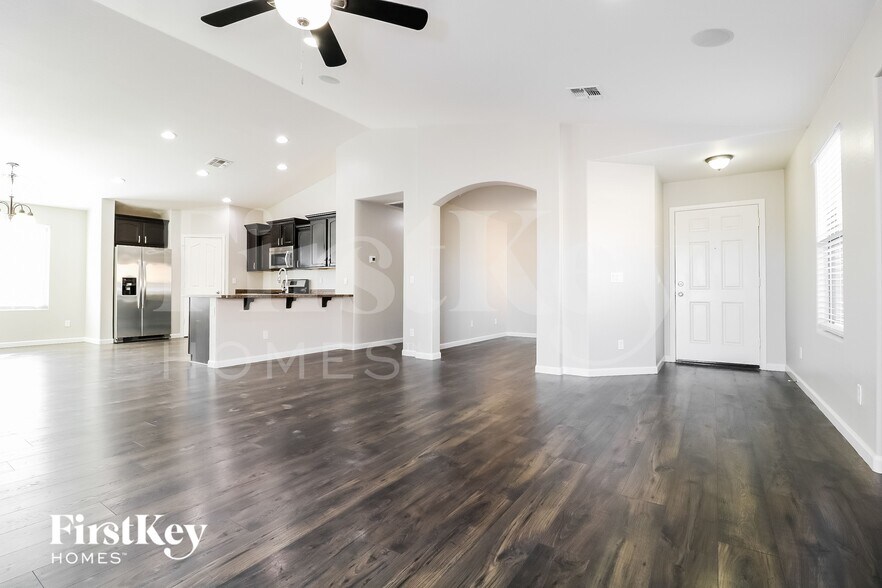 Building Photo - 19614 W Morning Glory St