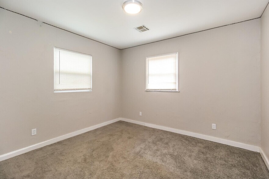 Building Photo - 1420 NW 94th St